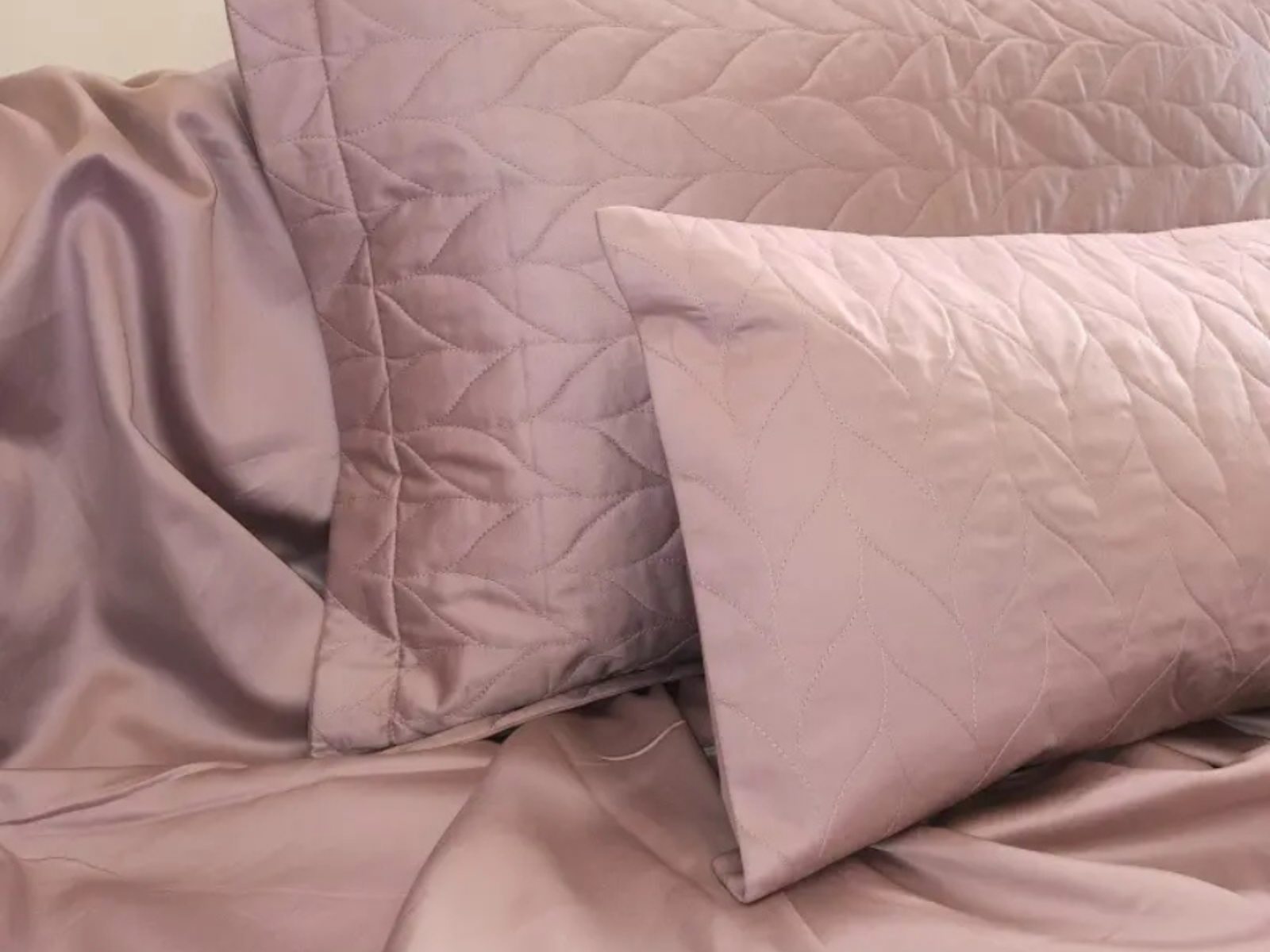 300 TC, Solid, Cameo Rose, 100% Cotton King Size Bedsheet with Quilted Pillow