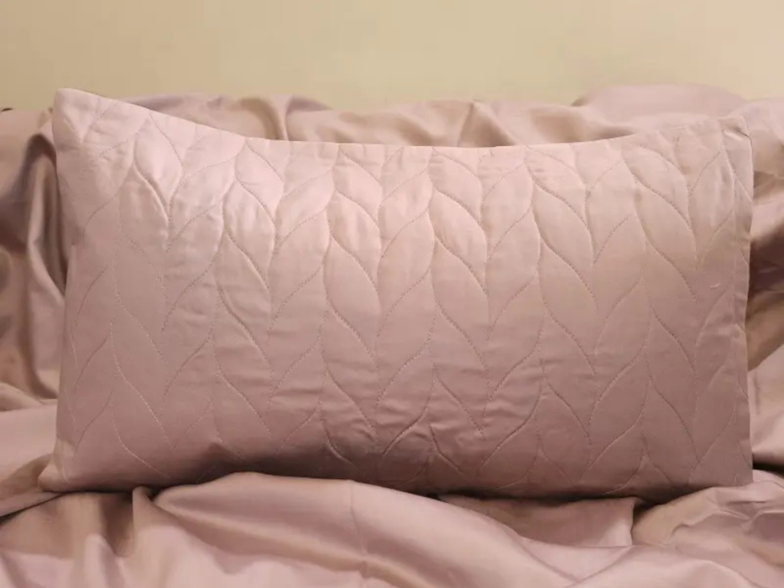 300 TC, Solid, Cameo Rose, 100% Cotton King Size Bedsheet with Quilted Pillow